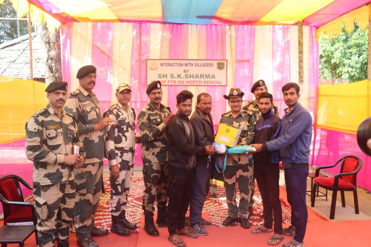 ArvindPathak57's tweet photo. Youths in a Bengal border village received much-needed sports items, thanks to the dedication of BSF heroes. 
#YouthEmpowerment #BSFWithLocals 
#HelicopterCrash
#INDvsAUS #AUSvIND https://t.co/6dQuNPtTzl
