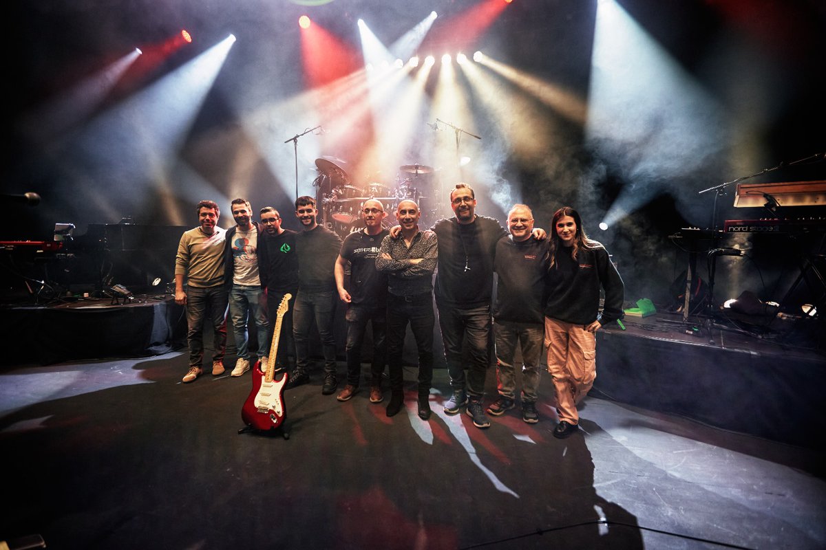 Eventi_es's tweet photo. Una noche inolvidable con los grandes artistas y amigos de @bROTHERSiNbAND2 
📸 @JuanpaAmeneiros https://t.co/sOs35oukd0