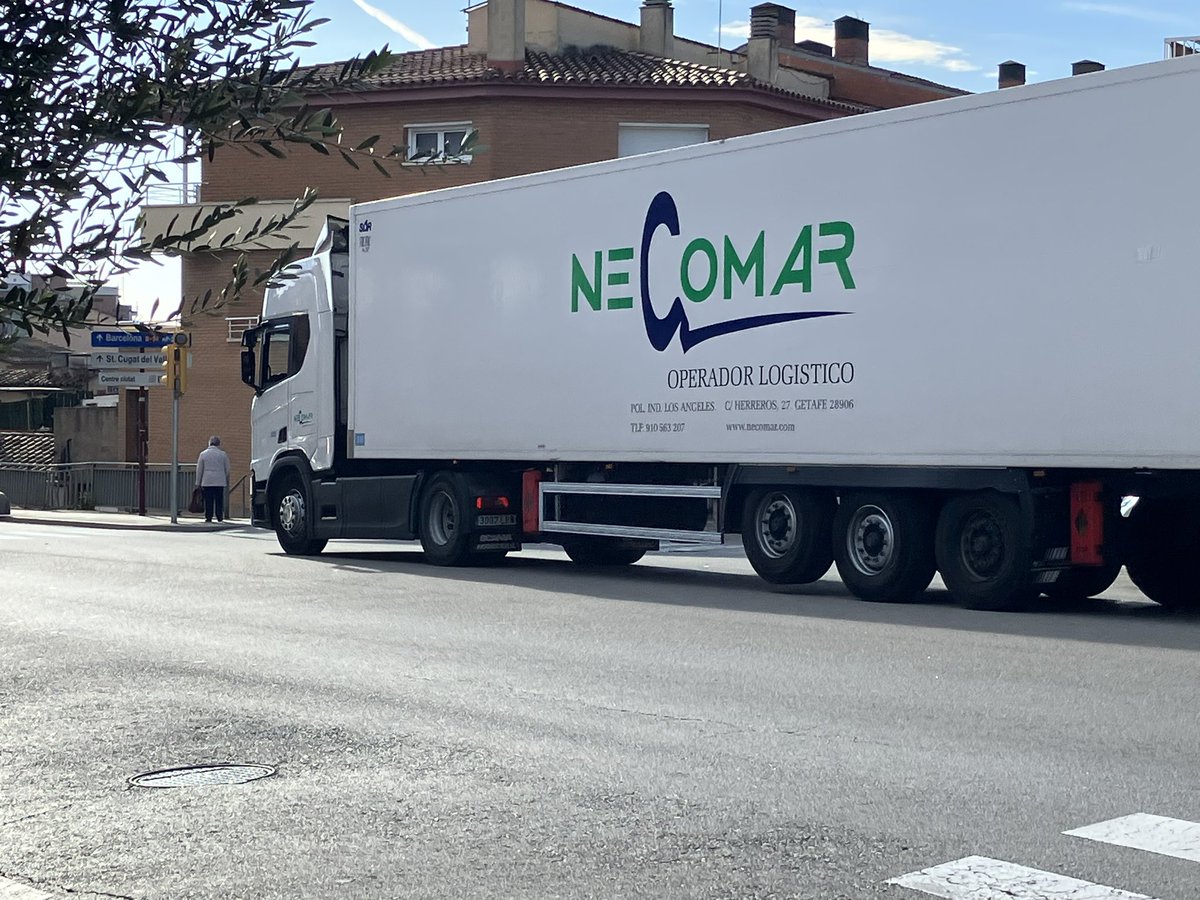 JamairalJess's tweet photo. @mobilitatrubi Resultats de la deixadesa i poca aposta d’ @AjRubi (@PSCRubi + @ecp) perquè aquest "carrer" sigui pacificat i almenys sense trànsit de TRUCKS.

"S'han col·locat senyals en ambdós sentits a l’#avdalestatutrubí “
(juny-2022). ⭕️🚛

#milloremrubi https://t.co/lRDLMQEQoi