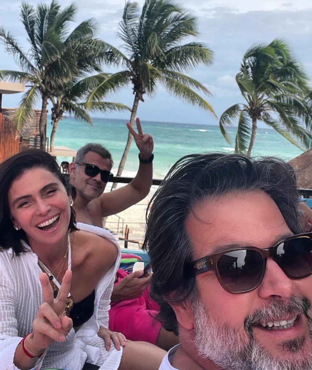 tacomtempoo's tweet photo. 🚨: Murilo Benício posta uma foto se divertindo nas suas férias com a sua ex esposa Giovanna Antonelli e o atual marido dela, Leonardo Nogueira. https://t.co/g59GF1NneM