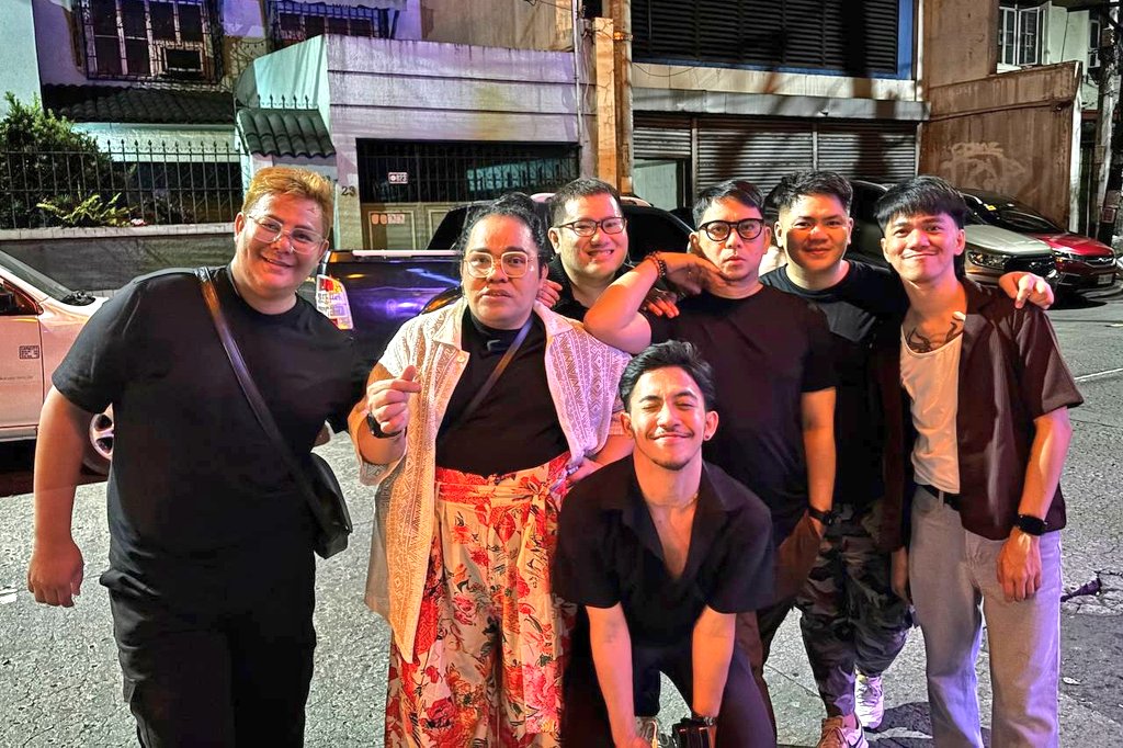 piodaldal's tweet photo. Bakit square ang lalagyan ng pizza samantalang bilog naman ito?
kasi may mga bagay na talagang magkaiba pero talagang para sa isat isa. 🤭

#OverTheWeekend https://t.co/iGcYVWWyuT