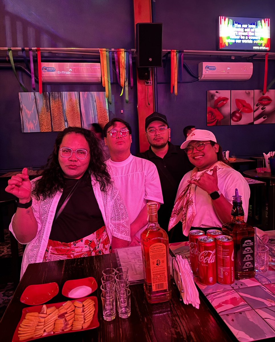 piodaldal's tweet photo. Bakit square ang lalagyan ng pizza samantalang bilog naman ito?
kasi may mga bagay na talagang magkaiba pero talagang para sa isat isa. 🤭

#OverTheWeekend https://t.co/iGcYVWWyuT