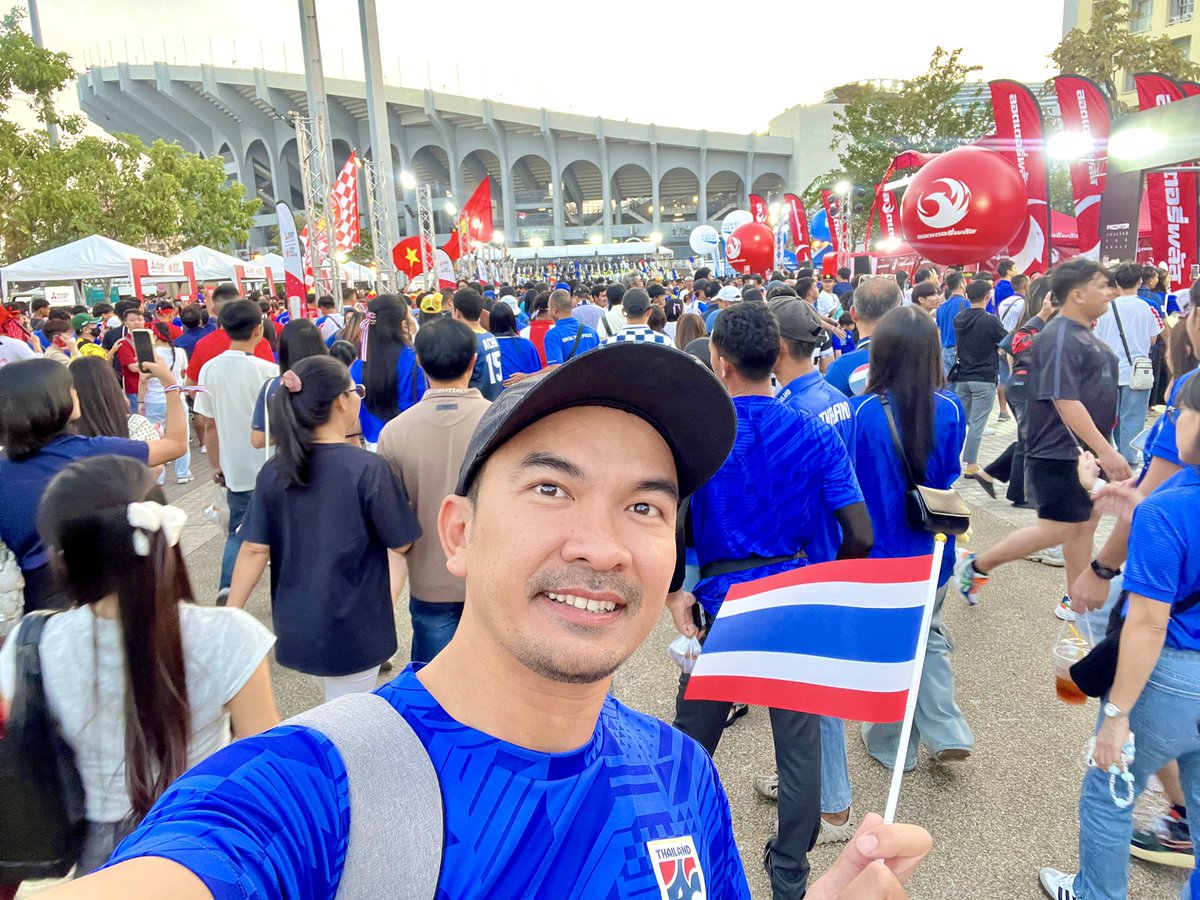 surasit_ton's tweet photo. “ตั๋วราคาแพง…เชียร์ได้แค่นอกสนาม” 🎫 #เชียร์บอลไทย #AFFCup2024 🏆⚽️ #ทีมชาติไทย 🇹🇭 VN #เวียดนาม 🇻🇳 #บอลไทย #ฟุตบอลไทย #footballthai
#ડꪊ𝕣ꪖડⅈ𝕥_𝕥ꪮꪀ 5.1.2025 🥳 https://t.co/dmucn3fCdz