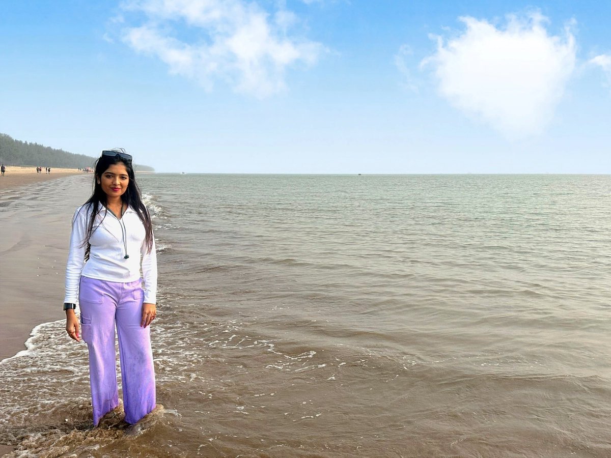 Army_Miniee's tweet photo. 𝘼 𝙜𝙤𝙤𝙙 𝙗𝙚𝙖𝙘𝙝 𝙙𝙖𝙮 𝙠𝙚𝙚𝙥𝙨 𝙩𝙝𝙚 𝙙𝙤𝙘𝙩𝙤𝙧 𝙖𝙬𝙖𝙮 🌊✨🧿 #BagdaBeach #Odisha
#vacation #beach #vibes #Moments https://t.co/wMQqDHDmRk