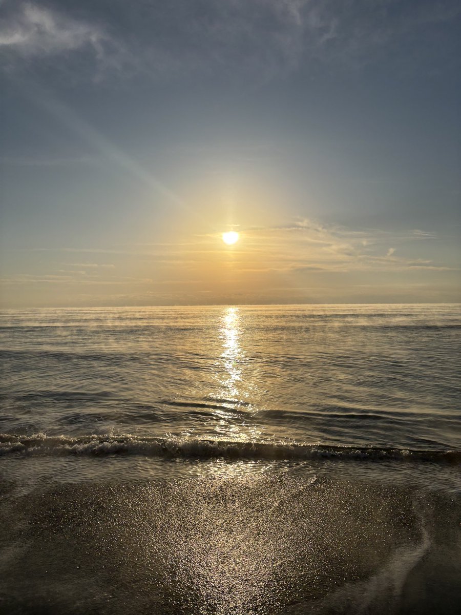 0112Zzz's tweet photo. あけましておめでとうございます。
地元の海、香川の海、高知の海から
始まる年末年始でした。
今年も楽しく頑張っていこう！ https://t.co/ZjabMfMhgG
