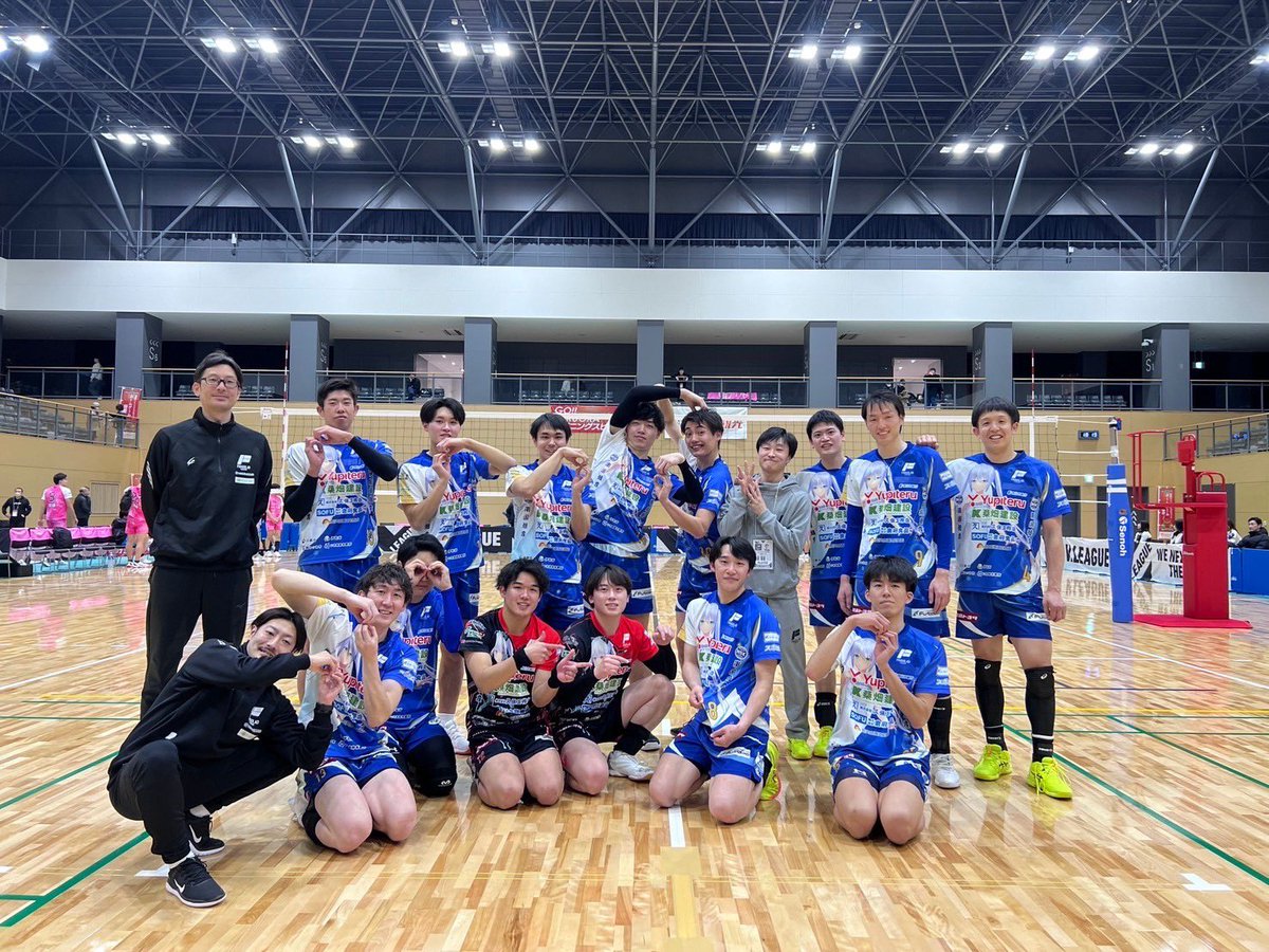 _a012y_'s tweet photo. 8.9！
年明け初の試合でAWAYでしたがHOMEのような応援もあり気合も入り2連勝できました✌️
来週再来週のホームゲームも負けられない試合が続きますのでフラゴラ一同みんなで勝ちましょう💪

#フラゴラ
#フラーゴラッド鹿児島
#ユピテル
#vリーグ https://t.co/wjPKgPhHgZ