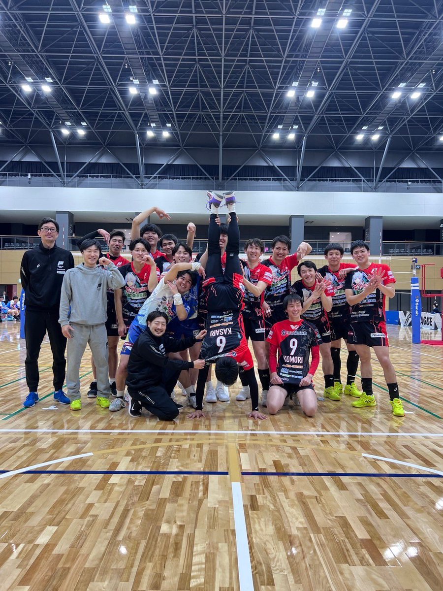 _a012y_'s tweet photo. 8.9！
年明け初の試合でAWAYでしたがHOMEのような応援もあり気合も入り2連勝できました✌️
来週再来週のホームゲームも負けられない試合が続きますのでフラゴラ一同みんなで勝ちましょう💪

#フラゴラ
#フラーゴラッド鹿児島
#ユピテル
#vリーグ https://t.co/wjPKgPhHgZ