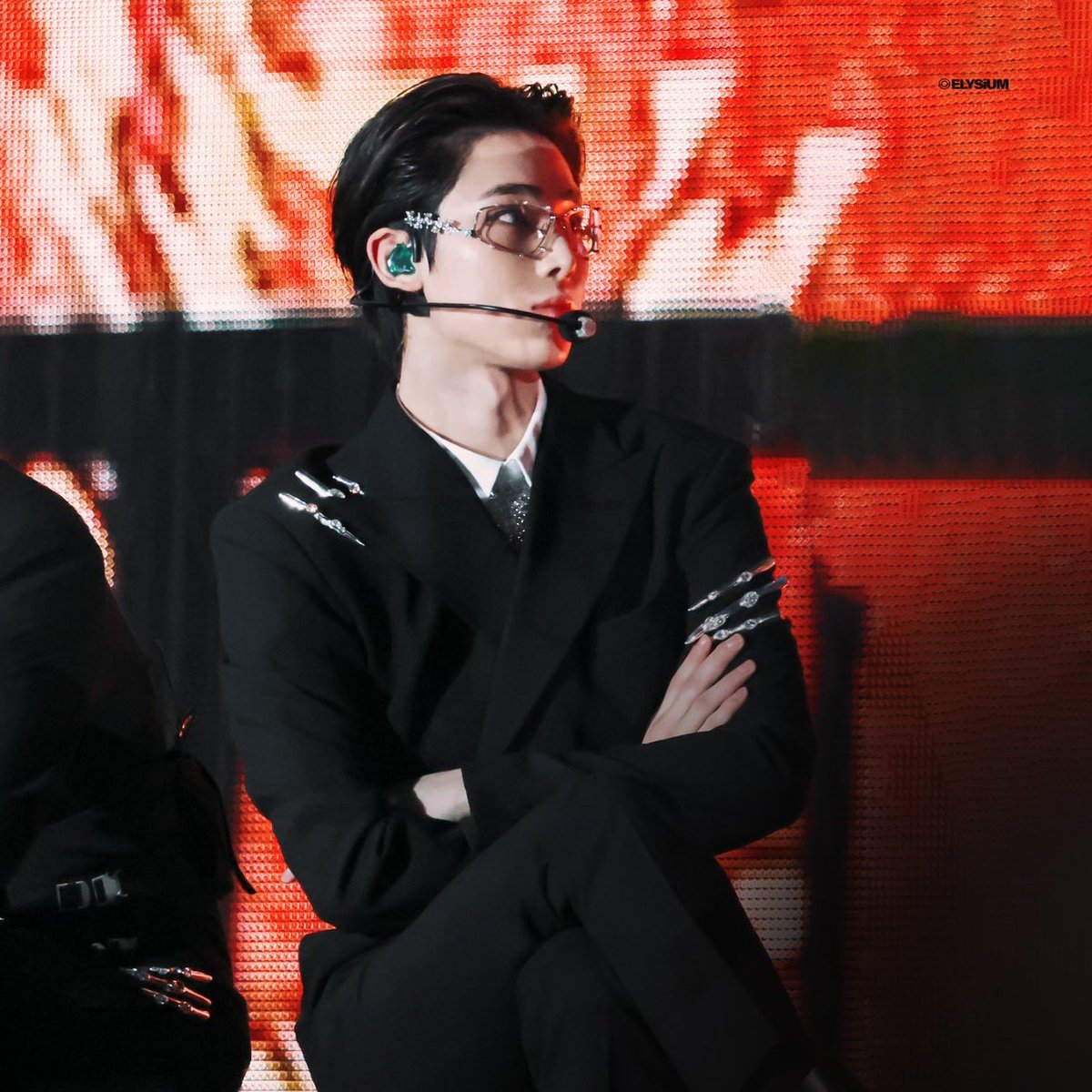 pinknooieu's tweet photo. it's soo funny how we got a photo of sunoo with specs first from other fansite and not his own fansite 😭 

his fansites prolly fainted 😭 https://t.co/eHvCsKD0l5
