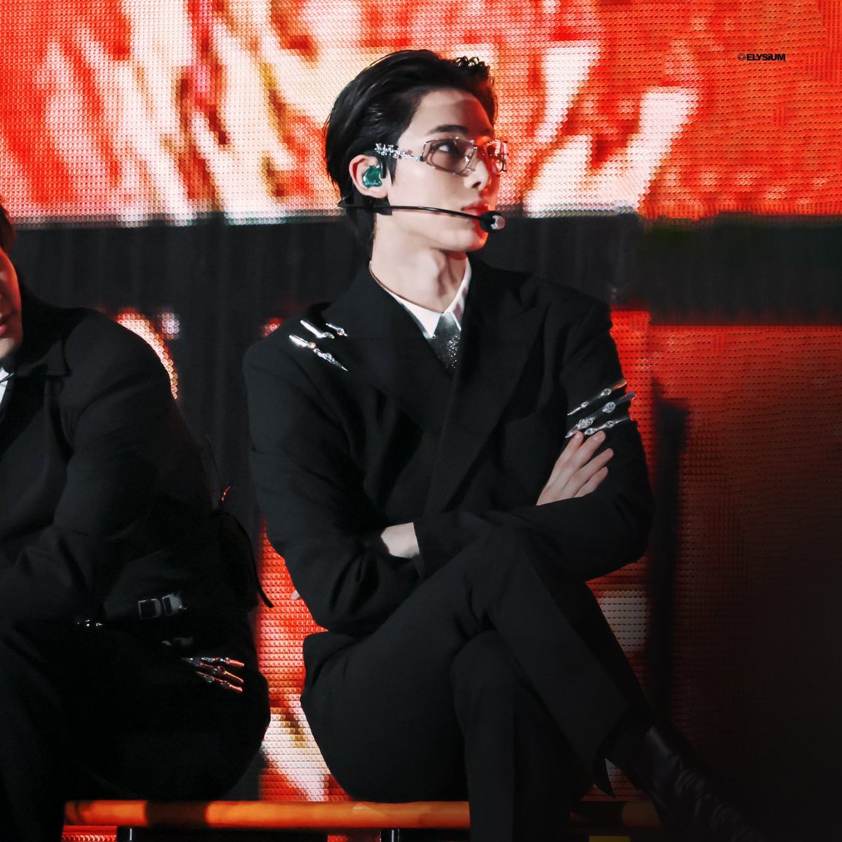 pinknooieu's tweet photo. it's soo funny how we got a photo of sunoo with specs first from other fansite and not his own fansite 😭 

his fansites prolly fainted 😭 https://t.co/eHvCsKD0l5