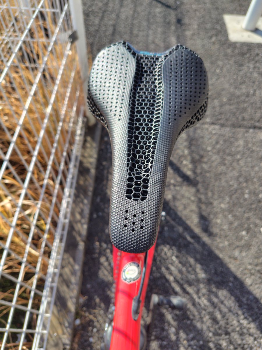 kaztime2's tweet photo. 今日は新年初ライド😁
年末にアリエクで買った中華3Dカーボンサドルも初乗車でした
一応中華の中でもお高いやつだったのでどんな感じかと思ってたけどお尻も痛くならず良き良きかな😊
重量も前と比べて45g軽量化しました😇 https://t.co/x5pi3JQp1B