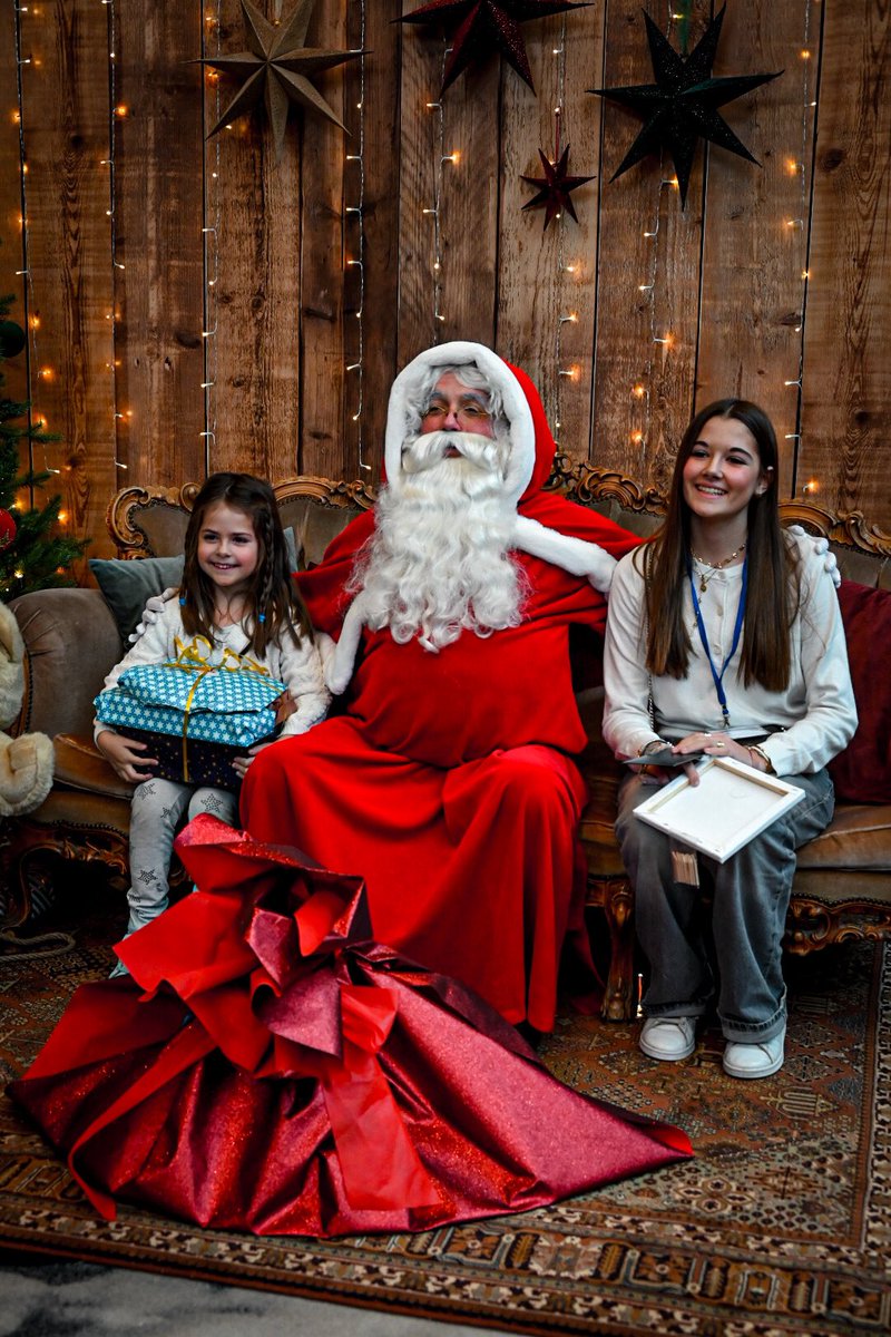 OdpPompiers's tweet photo. #Noël | Il est enfin là🎅 ! Pour le plus grand plaisir de tous. Un instant privilégié pour les orphelins des @PompiersFR https://t.co/Tvi2k0FDCs