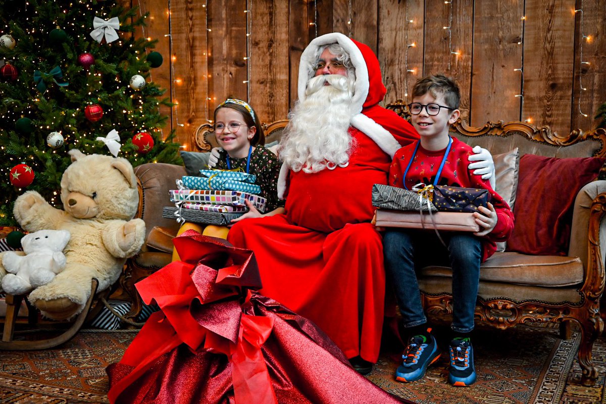 OdpPompiers's tweet photo. #Noël | Il est enfin là🎅 ! Pour le plus grand plaisir de tous. Un instant privilégié pour les orphelins des @PompiersFR https://t.co/Tvi2k0FDCs