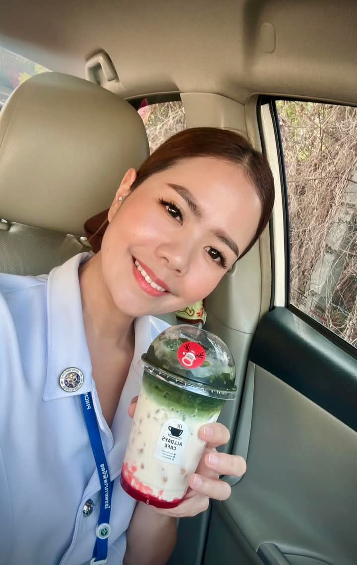 jumnurse's tweet photo. 🎄🌈🎅🏻 ชาเขียวนมสดสตรอเบอรี่เข้ากันสุดๆ ฉ่ำๆไปเล้ยยย #alldayscafe❤️ https://t.co/lHfNnKnoLf