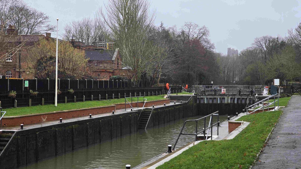 RomneyWeir's tweet photo. #RedBoards π₯; no traffic #Thames #boating #Windsor https://t.co/WIA0cl5BM9