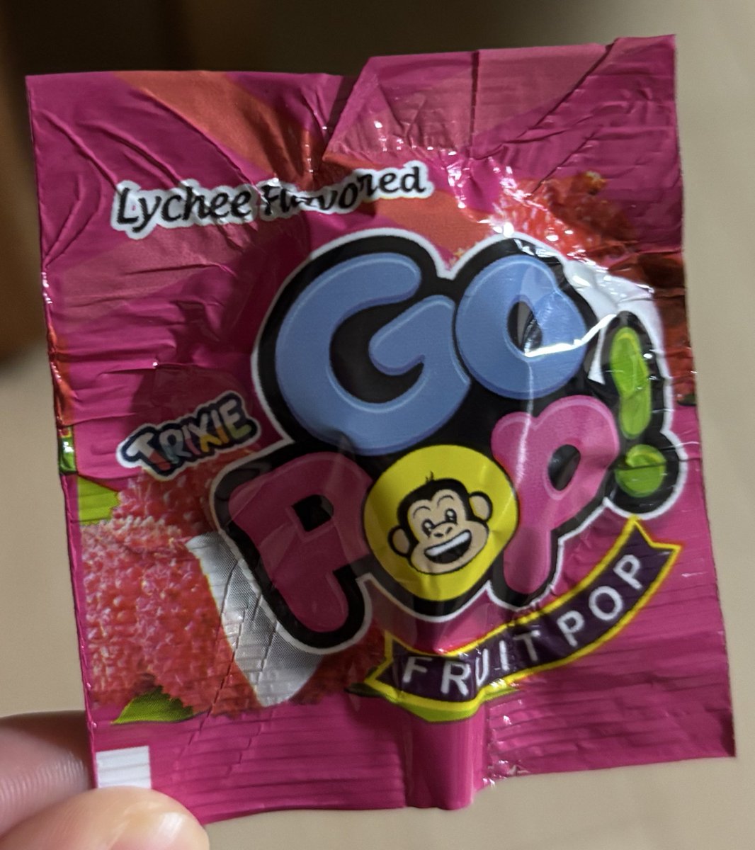 어제 집회에서 어떤 어른 분이 탄핵! 하면서 쥐어주신 사탕인데 그냥 사탕이네 ㅎㅎ 하면서 까서 입에 넣었는데

너어어어무 맛있음 리치맛 사탕이 이렇게 맛있다니