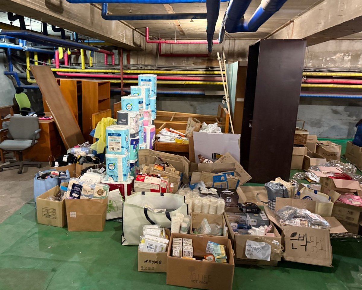 수도에서 시민군과 반란군이 대치를 하는 와중에 시민군은 수도원의 협조를 받아 수도원 지하실에 물자를 쌓아두고 배급했어요.
/ 와, 중세 유럽 이야기인가요?
/ 아니요. 2025년 서울이요.