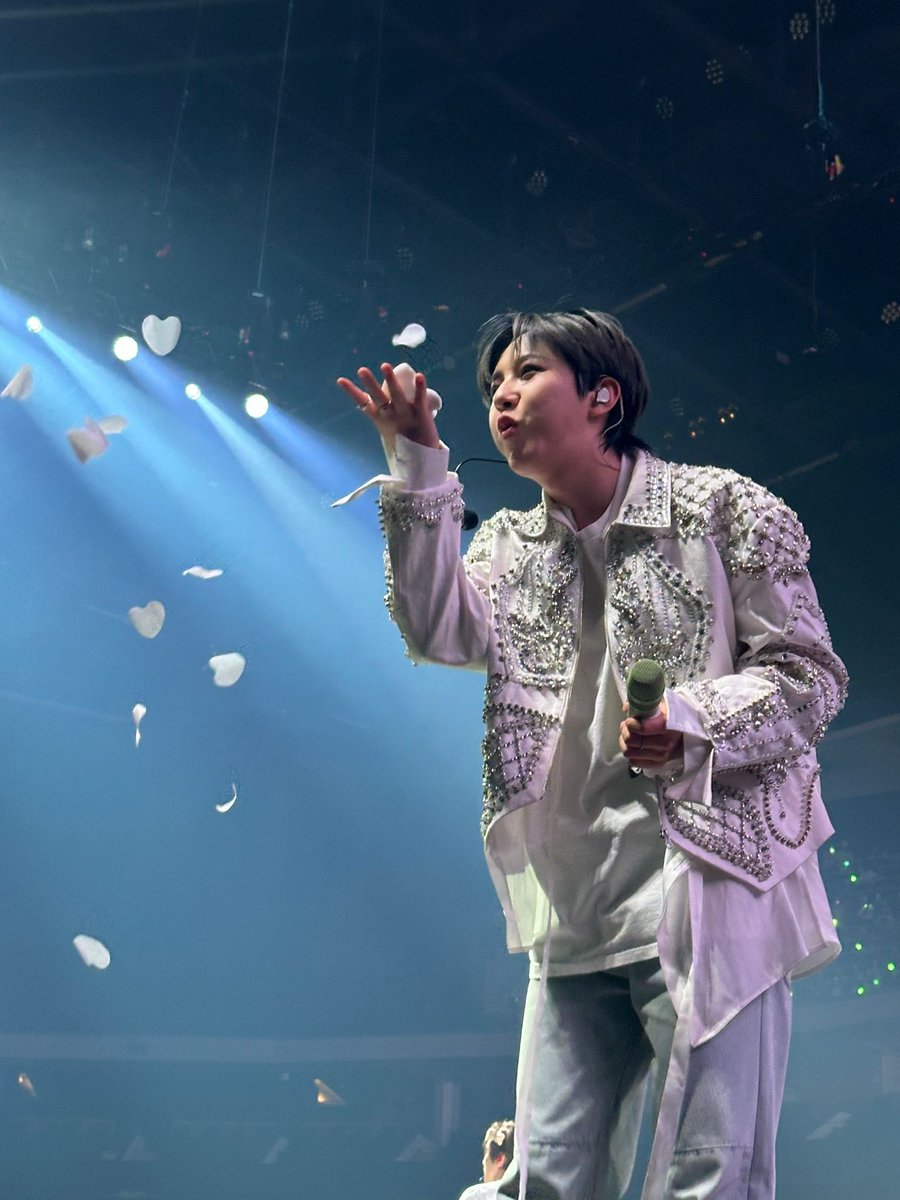 renjuns323's tweet photo. yall ever look at someone so cute and adorable and started crying https://t.co/B6vo89x8Wz