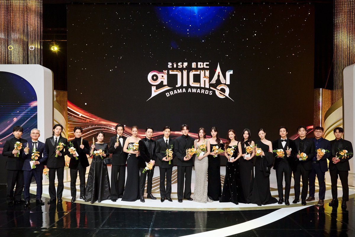 chenecstasy's tweet photo. STFU soobin being center of attention and YooChae looks like bride and groom 😭 https://t.co/yWKrg4SfNK