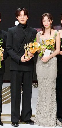 chenecstasy's tweet photo. STFU soobin being center of attention and YooChae looks like bride and groom 😭 https://t.co/yWKrg4SfNK