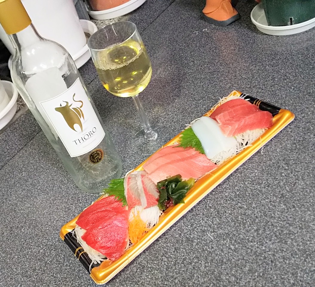 mofumofumoon's tweet photo. 皆さんこんばんは😃
今夜も休みなので、スーパーで買ってきた刺身盛り合わせと、残ってた白ワインで一杯です😋
刺身にワインは初めてですが、やはり海鮮系と白ワインの相性はバッチリですね😉
#お酒好きと繋がりたい
#Twitter晩酌部
#刺身
#白ワイン
#THORO https://t.co/EP7K6qpnhL