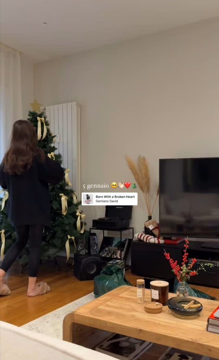 missfoxy_c's tweet photo. Ma tutta questa fretta di disfare l'albero di Natale? Fanno gli alberi a novembre e poi li tolgono prima del 6 gennaio 🤔 bah, io lo terrò un'altra settimana 😎
#influcirco #natale2024 https://t.co/5s5SZDbrtT