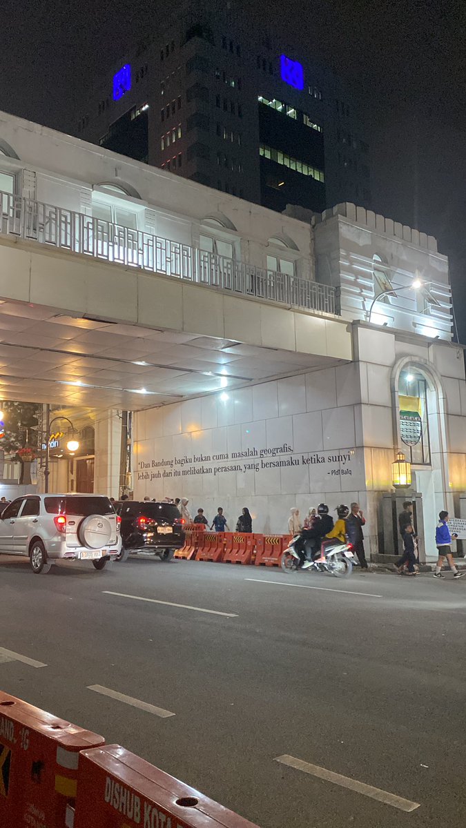 Thenameoflin's tweet photo. ""Kalo ke Bandung enaknya kemana aja ya?"

Mau flashback aku kemarin liburan ke bandung kemana aja &amp; minim budget! Mulai dari hotel, makan, sampe tempat wisata

Yang mau liburan ke Bandung boleh di cek dibawah dulu https://t.co/2EiA91jzgi
