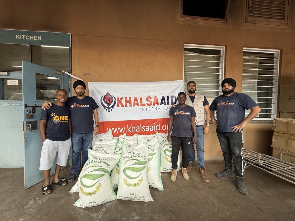 Khalsa_Aid's tweet photo. Providing essential food support to #Chiradzulu District Hospital in #Malawi, ensuring patients and their families have the nourishment they need during challenging times.
@UNinMalawi

#KhalsaAid #FoodForAll #Malawi #HumanityFirst https://t.co/oI9jjvf2Pj