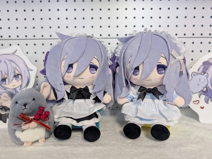 【告知】陰キャお嬢様ポップアップショップ、近日中にアクスタ3種などの完売商品を再入荷して1/19(日)まで1週間開催延長して頂くことになりました!店内も看板ぬいたちがサンタ&巫女服からメイド服にお着替えしたりC105の会場パネルを設置して頂いたりと展示もバージョンアップしてますよ～! 