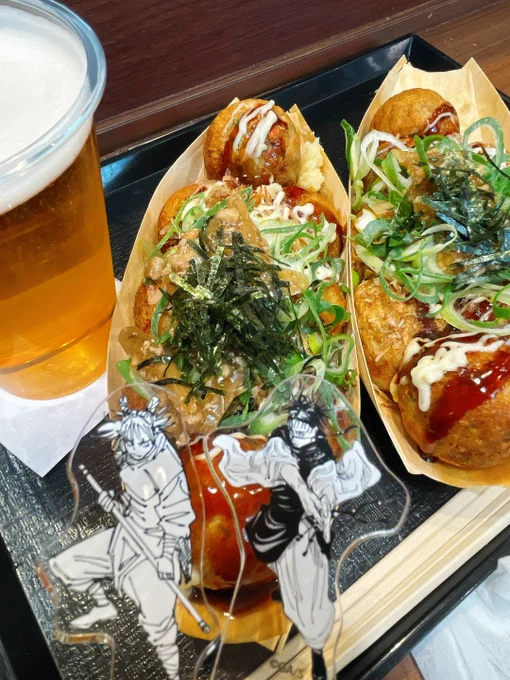 れいさん葱さんとコラボたこ焼き食べてまた聖地巡礼して、初詣は人がやばかったのでお茶した!! 葱さんがゆじの想い出カレンダー買っておいてくださったのでわたの兄達に見せてから飾りましたありがとう〜〜!!!!
