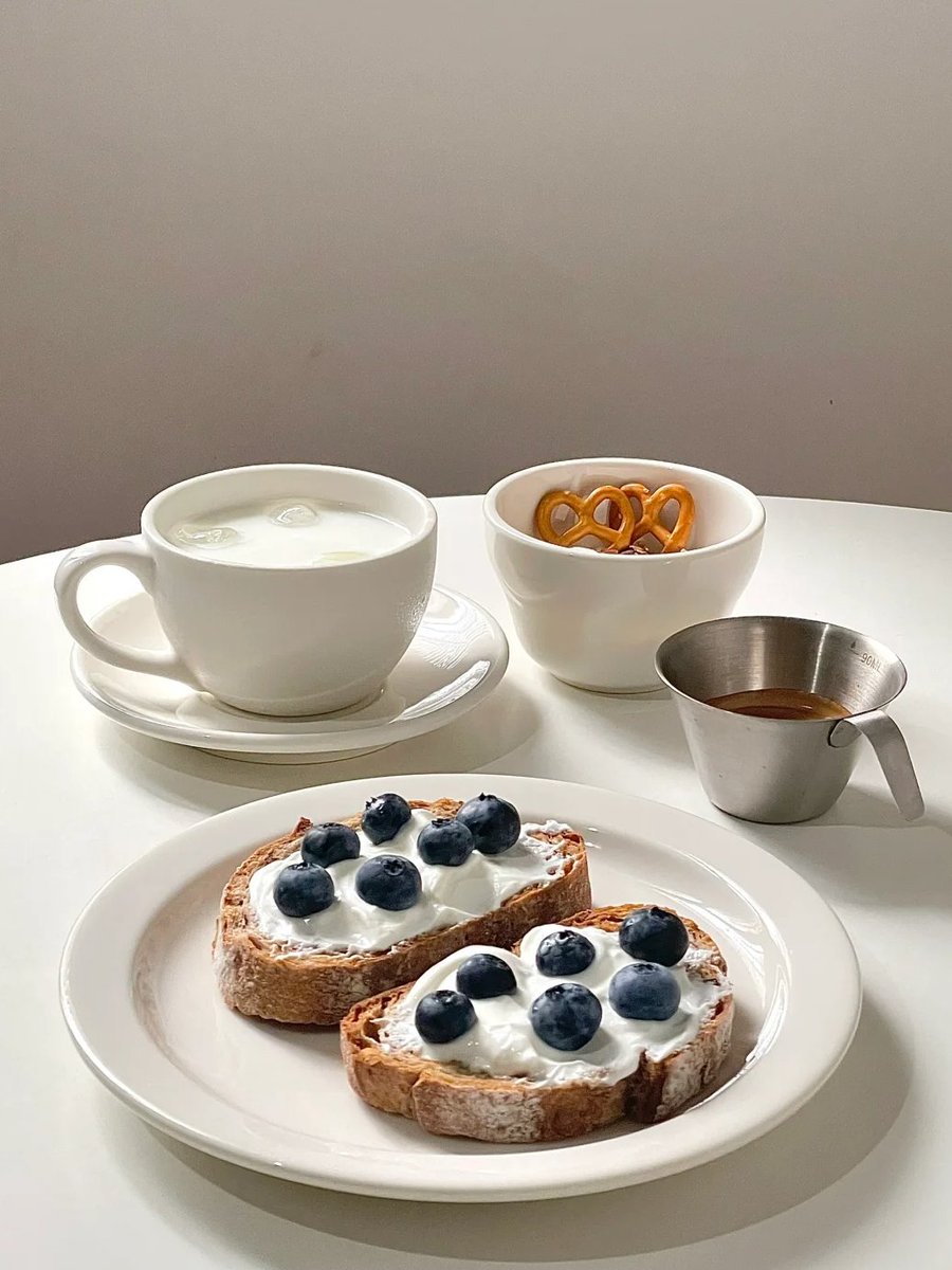 Milly_zoneXX's tweet image. Walnut bread｜Greek yogurt｜Blueberry
Runny egg｜Chicken steak｜Arugula｜Colorful cherry tomatoes🙂
Yogurt bowl｜Iced latte
Greek yogurt on bread is also good😍