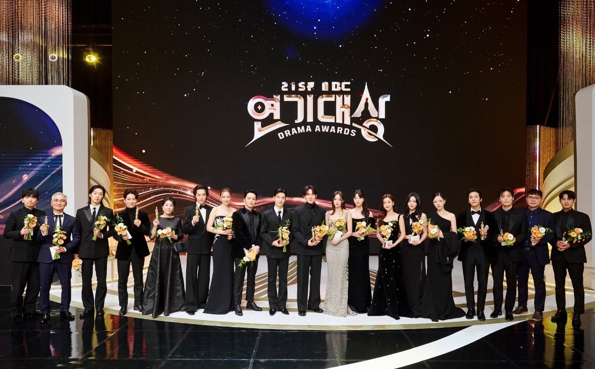 2024 MBC 연기대상
유연석 - 최우수상, 베스트커플상(with 채수빈배우) 
2관왕 축하해!!ㅠ👑
지금까지 달려오느라 너무나도 수고많았어💗수상소감도 멋있었어👍🏻 지거전 백사언역을 맡아줘서 정말 고맙고 앞으로의 연기생활도 응원하고 사랑할게❤️

(연서기가 센터🌟)
⬇️⬇️