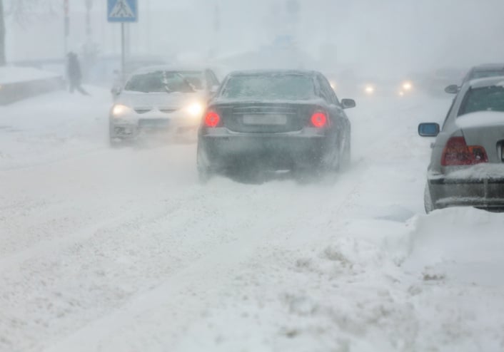 USAGov's tweet photo. 🚗 ❄️ #DYK? Nearly 76,000 people are injured in vehicle crashes while driving on snow and ice each year. 

The best way to avoid accidents in winter weather is to stay home and not drive. If you must drive in winter weather, @FEMA offers these tips: https://t.co/dFMW4RzH7F https://t.co/6v8IdZG6mB