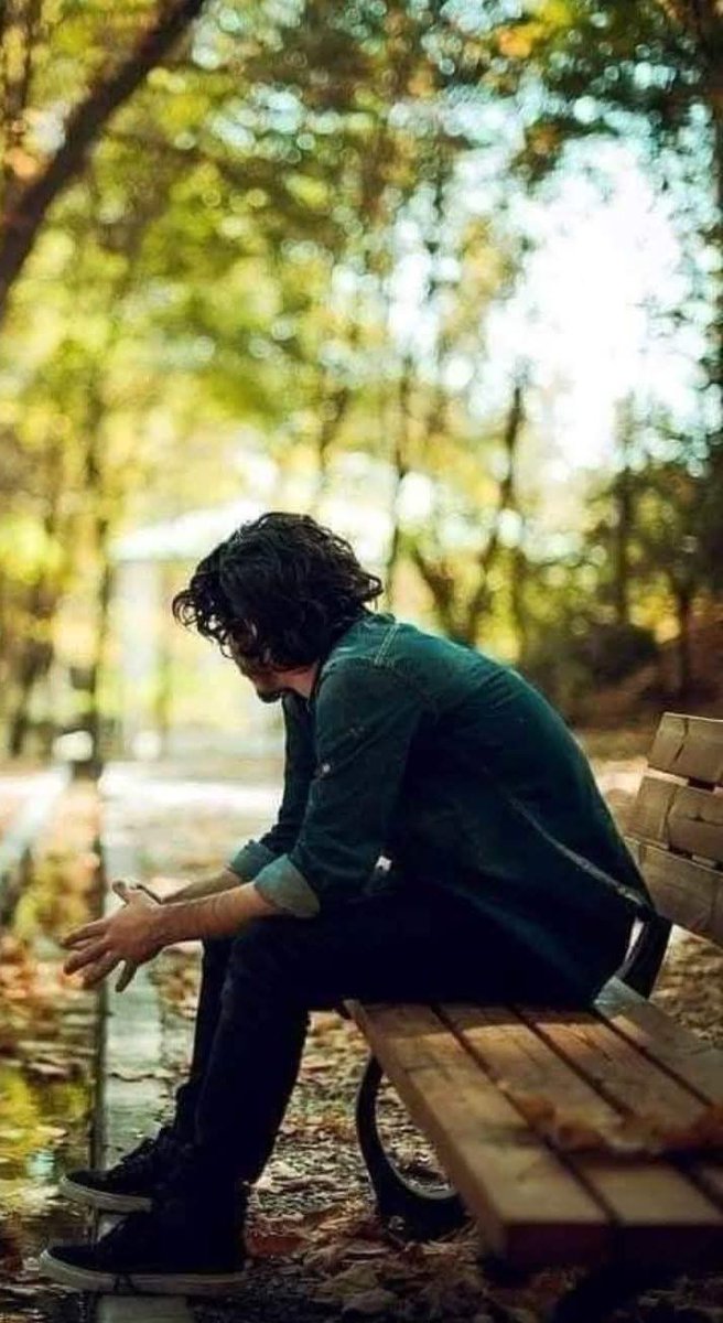 अब अकेले रहना अच्छा लगता है ..
कम से कम किसी के छोड़ के जाने का डर तो नहीं रहता...