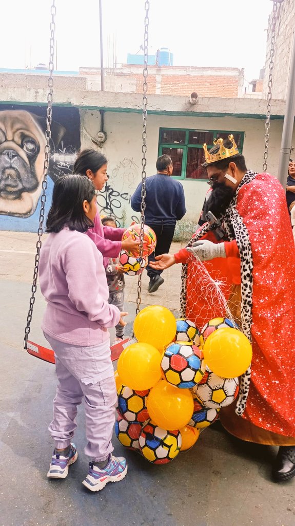 CoopeMX's tweet photo. 🤴🏻 Este día, grupo de voluntarios #GRAMP recorren las calles en inmediaciones del Boulevard 5 de Mayo, #Puebla, regalando juguetes a los niños. 🎁
#LlevandoSonrisasCreandoIlusiones✨️ https://t.co/fLiUfKengc