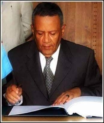 فرج بن غانم  رئيس الوزراء الاسبق عندما سألوه وهو بسويسرا :
لماذا قدمت استقالتك ؟!!
قال :
"كيف تحكم شعب عدد السكان فيه
 25مليون  ؟!!
والموظفين والعسكريين مسجلين ٤٥ مليون" ..

😁😁 وقالك اتوحدوا معهم 😂😂