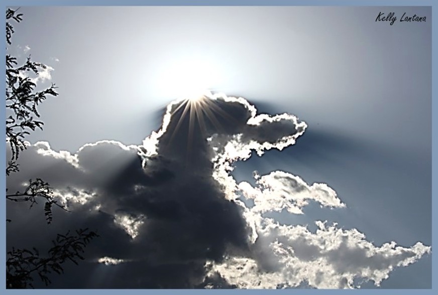 KellyLantana's tweet photo. Moments of light are nearby, even if life is difficult…
My soul believes they’re a quiet gift from God’s heart,
to comfort us amidst our life’s sojourn.

A desert sun, emerging from clouds,
creating delightful sunrays, in three different ways...

#Photography #Sunrays #Nature #Inspiration #Desert