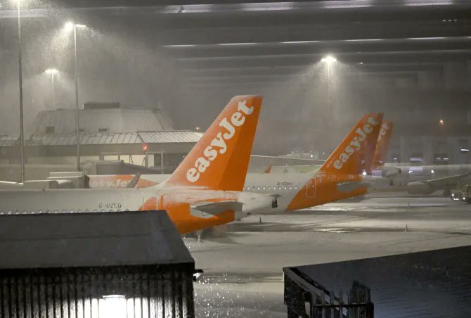 Visfotmedia's tweet photo. ICE COLD UK weather: Thousands left without power, flights cancelled & roads closed after heavy snow – with more warnings to come. A rare amber health alert is already in place for all of England.
#IceColdUK #uksnow #UKnews #HeavySnow #snowfall #UKSnowfall #UKWeather #England https://t.co/VyIMpU7xD0