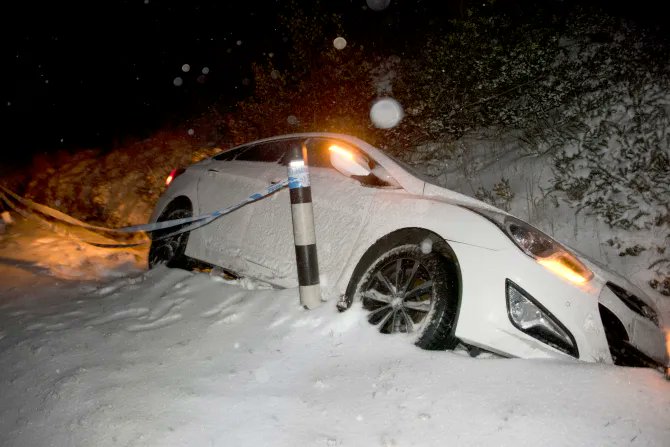 Visfotmedia's tweet photo. ICE COLD UK weather: Thousands left without power, flights cancelled & roads closed after heavy snow – with more warnings to come. A rare amber health alert is already in place for all of England.
#IceColdUK #uksnow #UKnews #HeavySnow #snowfall #UKSnowfall #UKWeather #England https://t.co/VyIMpU7xD0