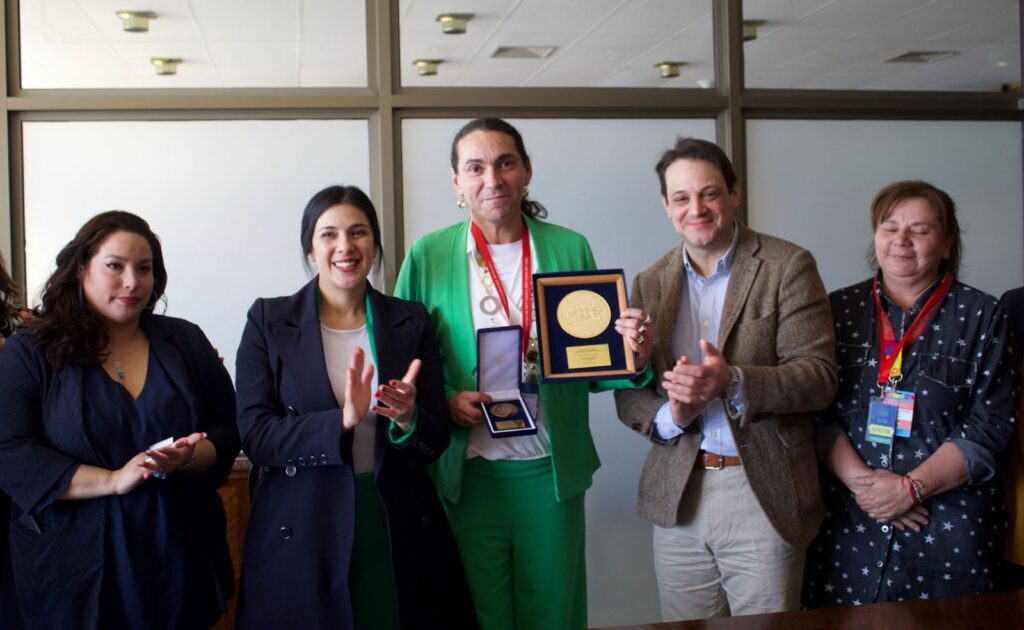 🤮Insólito: activista LGBT que violo y contagio de sida a un menor de edad es saludado y premiado por la camara de diputados pedófilo trato de borrar sus antecedentes penales en tribunales por abusó sexual <a href="/GabrielBoric/">Gabriel Boric Font</a> dijo con los niños Noo y en su gobierno  premian violadores