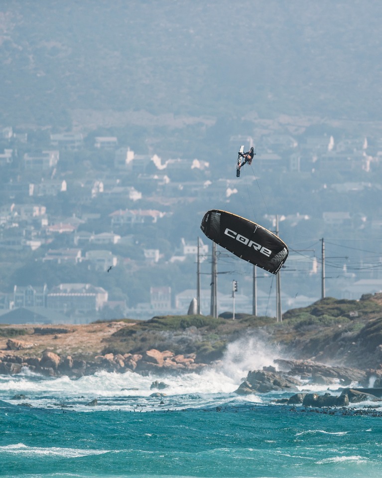 Shifting perspectives 🌪️ with <a href="/yucel_paralik/">Yucii</a> on the Pace Pro.

📸 @supernothing_ofc | <a href="/thomasburblies/">Thomas Burblies</a> 

#ridecore #corekites #kitesurf #kitesurfing #kiteboarding #gokiting