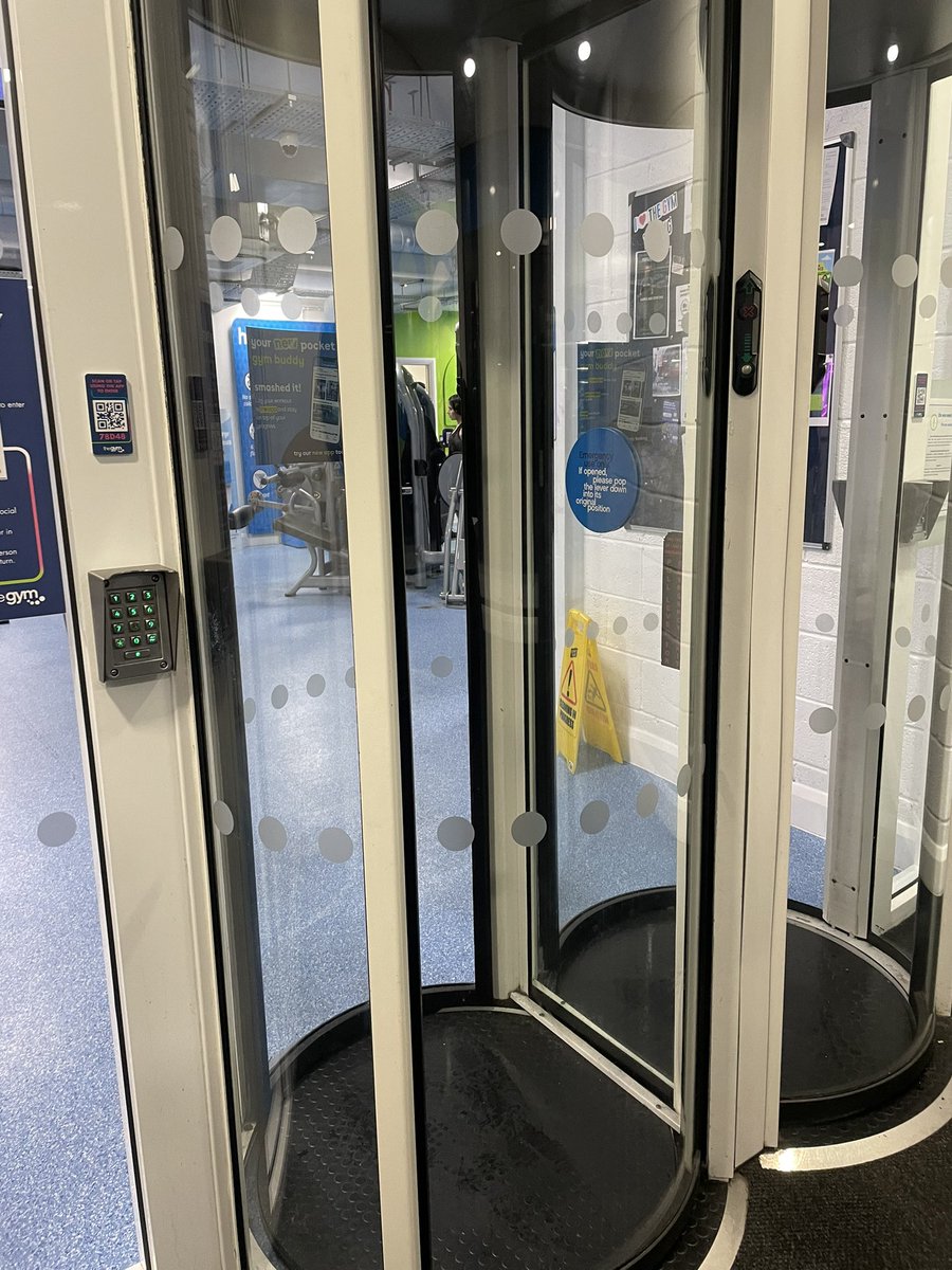 _sharon_m_'s tweet photo. @TheGymGroup your app is 💩
Literally standing in my gym. Location services never changed, it’s always on and yet I can’t get access because apparently I’m not in my gym https://t.co/B8y7CtKyB2