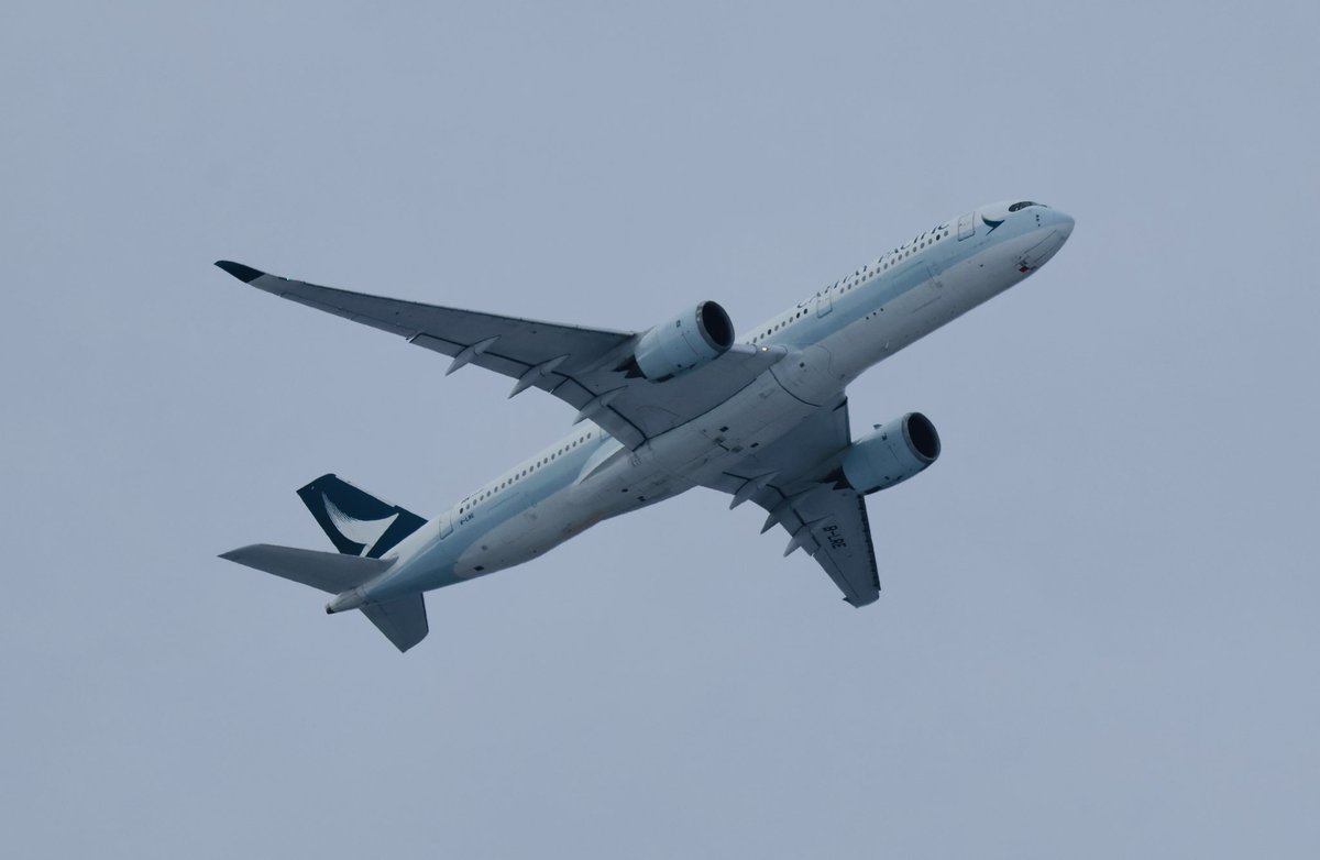 JustinaAngstma1's tweet photo. PLANESPOTTING from my balcony 05.01.2025 Cathay Pacific Airlines
with its beautiful livery ๐คฉ๐ค๐คฉ
Airbus A350-941 RegNr: B-LRE
๐จ๐ญ @zurichairport
๐ซ ZRH / ๐ฌ HKG / โ๏ธ @cathaypacific
๐ @Airbus / ๐น๏ธ B-LRE
#cathaypacific #blre #airbus #avgeek #avporn #zrhspotting #a350 #zrhairport https://t.co/GmpiU6ynYF