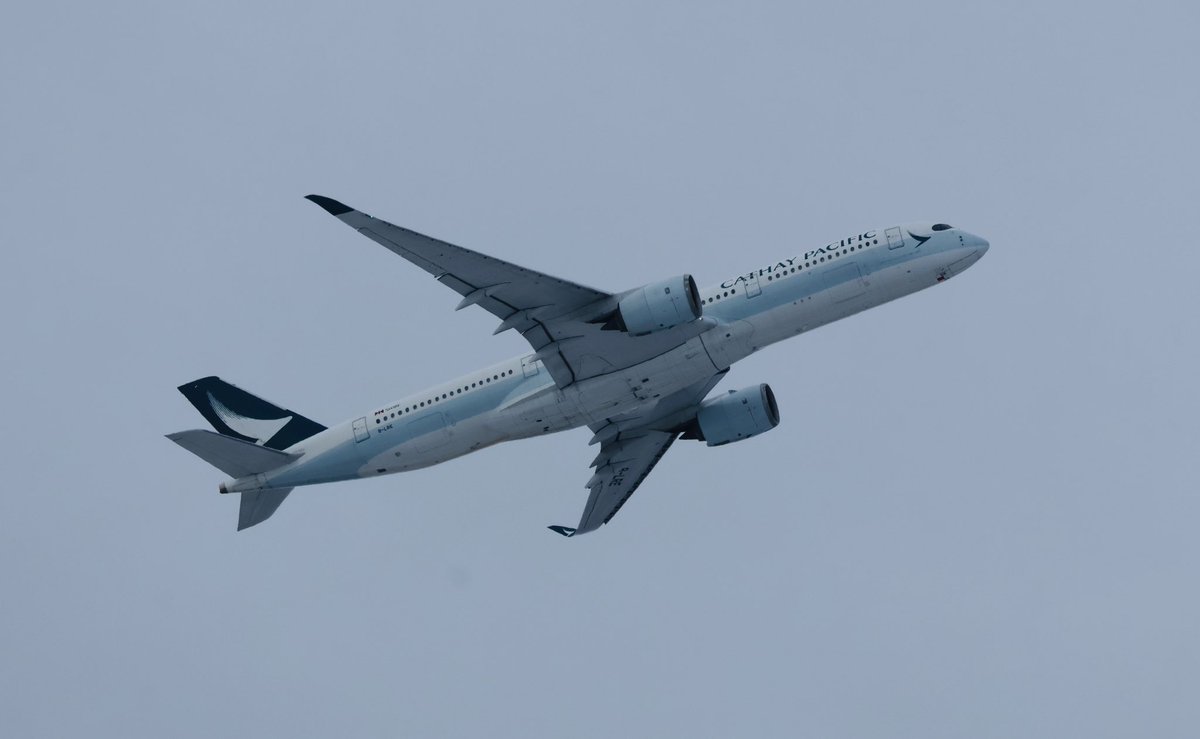 JustinaAngstma1's tweet photo. PLANESPOTTING from my balcony 05.01.2025 Cathay Pacific Airlines
with its beautiful livery ๐คฉ๐ค๐คฉ
Airbus A350-941 RegNr: B-LRE
๐จ๐ญ @zurichairport
๐ซ ZRH / ๐ฌ HKG / โ๏ธ @cathaypacific
๐ @Airbus / ๐น๏ธ B-LRE
#cathaypacific #blre #airbus #avgeek #avporn #zrhspotting #a350 #zrhairport https://t.co/GmpiU6ynYF