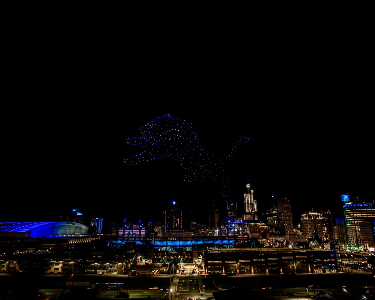BedrockDetroit's tweet photo. LET’S GO @Lions ! 💙🦁
@visitdetroit | @CityofDetroit | @detsports | @DowntownDet
#OnePride #AllGrit #DetroitLions #DowntownDetroit #BuildingLights https://t.co/sIBJJfh4rH