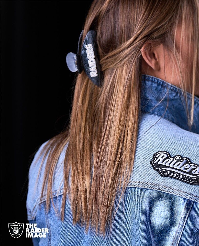 WEARbyEA's tweet image. 🏴‍☠️ It's a silver and black kind of day. Find @raiders #WEARbyEA at the @raiders Team Store. l8r.it/URWx

📷 @theraiderimage