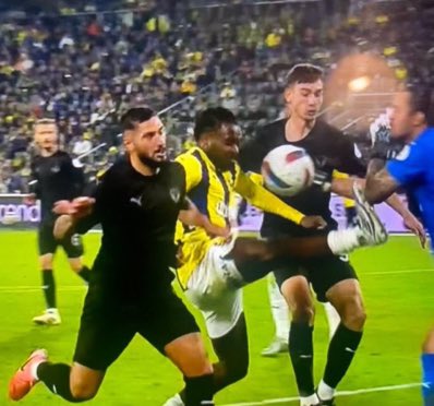 senerirdem10's tweet image. Kol kırılmadı oyna devam #OğuzhanÇakır  görev bilinci içinde yönetir maçı. #ErceKardeşler nasılsa maçı ilerleyen dakikalarda çözer