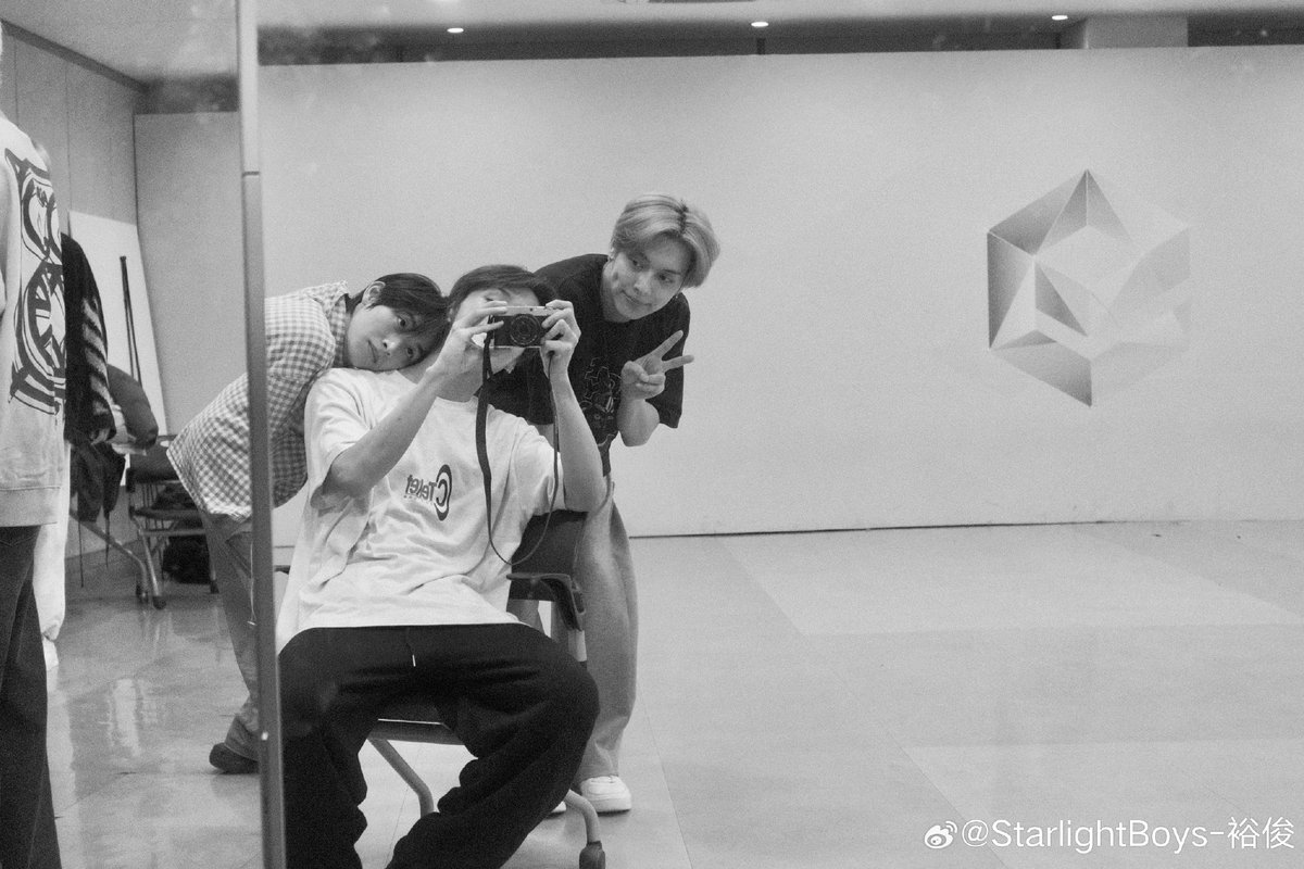 w3kbb's tweet photo. Yoojun weibo update (photos with CONGB)

They’re so adorable ㅠㅠㅠㅠㅠㅠㅠㅠ including Pentor, Xi Long, Sungmin, and Daeul (?) ㅠㅠㅠㅠㅠ

#CONGB #Yoojun #유준 #Starlightboys https://t.co/igmYw7JXcn