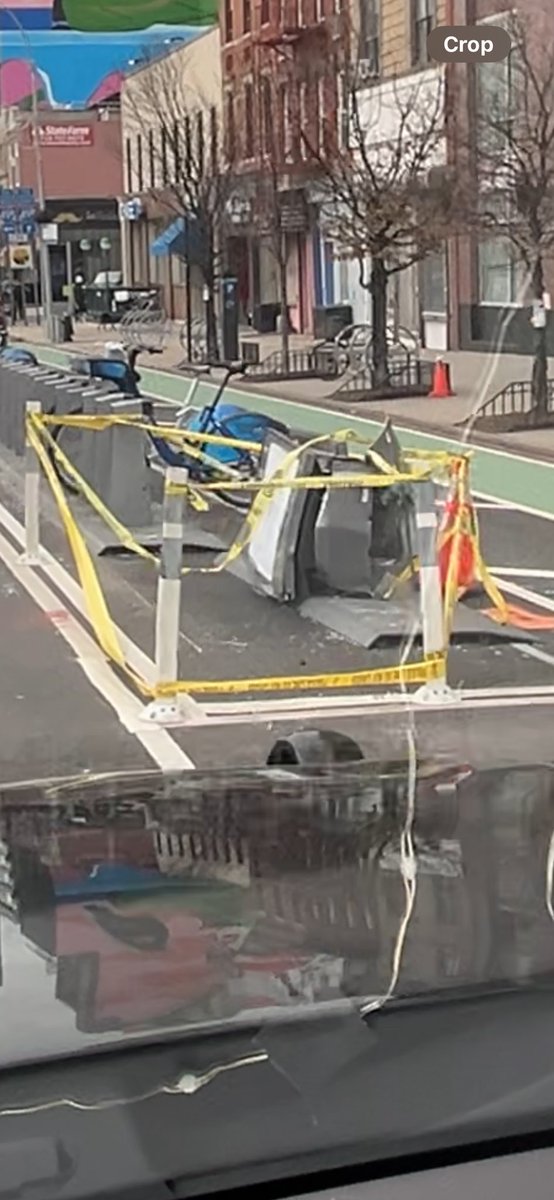 hflunanyc's tweet photo. @CitiBikeNYC  This is bad planning. Put the bike racks on curbside where the bike path is and have the path go around on the left. Give drivers an opportunity to  spot it sooner https://t.co/laqsjvYpIN