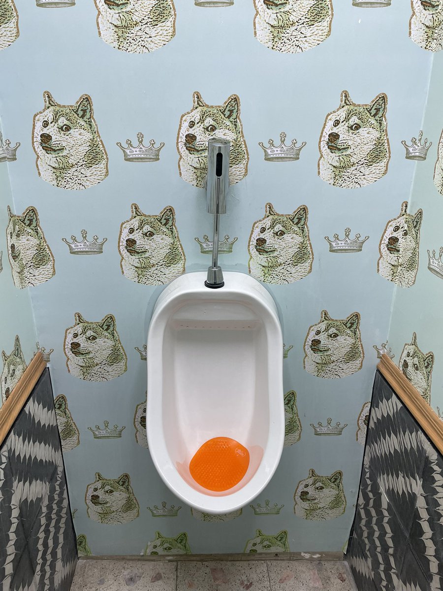 dondecagar's tweet photo. El baño de Salón Caimito me recibió limpio y con buen olor. El mingitorio está separado del retrete para no hacer tráfico, aunque si abren la puerta mientras meas te van a ver, pero solo la espalda so its ok. El papel tapiz está así de chiavos. Buena iluminación también. https://t.co/ib1VKn1ZcD