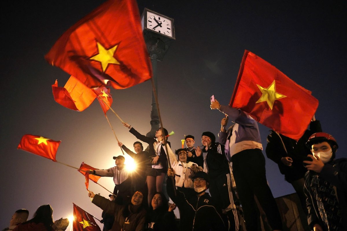 🇻🇳🎉A sea of red &amp; gold is sweeping through the cities from north to south tonight, as excited fans pour out onto the streets to celebrate the deserved victory of the national football team against archrival Thailand in a thrilling final 🏆⚽ 

📸VNA/VNS Photos
